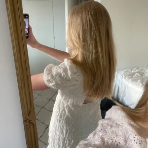 Vit zara klänning - Nu säljer jag en jättegullig vit zara klänning från barnavdelningen. Jag köpte klänningen förra året och den är i nyskick. Klänningen är i storlek 152 men passar mig som är 160💕☺️