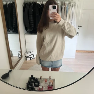 Hoodie - Säljer min tröja från hm som är i storlek s men är lite oversized!