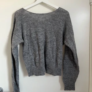 Grå stickad tröja med detalj - Storlek S, gammal från Nelly