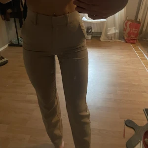 Kostymbyxor  - Super snygga kostymbyxor som tyvärr inte kommit till användning❤️ Högmidjade och raka💞