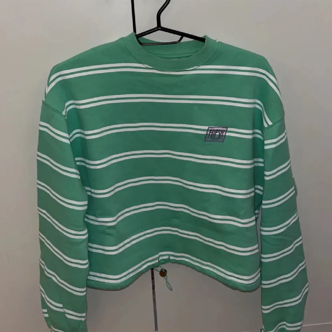 Grön och vit sweatshirt