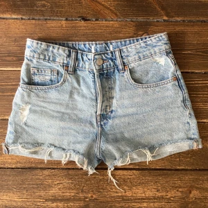 Jeans shorts - Super snygga lågmidjade jeans shorts med coola detaljer!💖 Helt perfekta till sommaren!