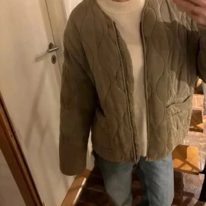 Zara jacka - Snygg jacka från zara, säljer då jag inte får användning för den💖