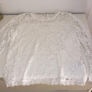 Blus - Jättejätte fin blus från zalando som jag bara användt en gång. Inga defekter. Nypris:700kr