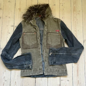 Y2k jacka  - Så cool vintage jacka som tyvärr inte kommer till användning längre! Den har snygga dragkedjor på ärmarna och pälsen går att ta av! Skriv ifall du har frågor❤️❤️
