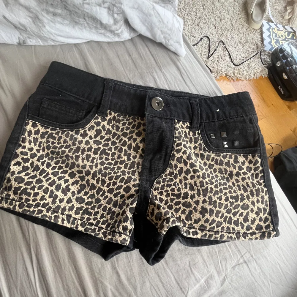 Säljer detta jätte fina shorts som är leopard mönstrade ❤️❤️ de är i bra skick. skriv för fler bilder elr frågor 💗. Shorts.