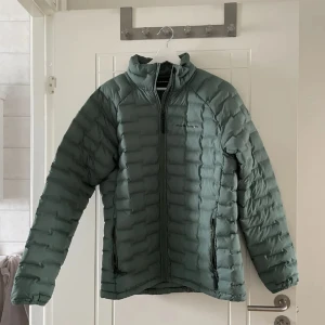 Peakperformance Jacka strl L - Säljer en Peakperformance jacka i strl L. Bara testad.   Nypris 2299kr