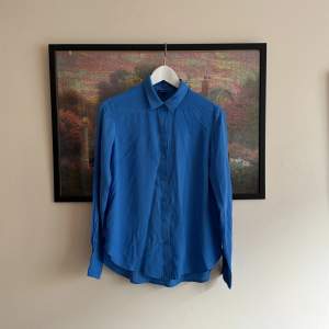 Blå skjorta från Gina Tricot i storlek 36. 🌸