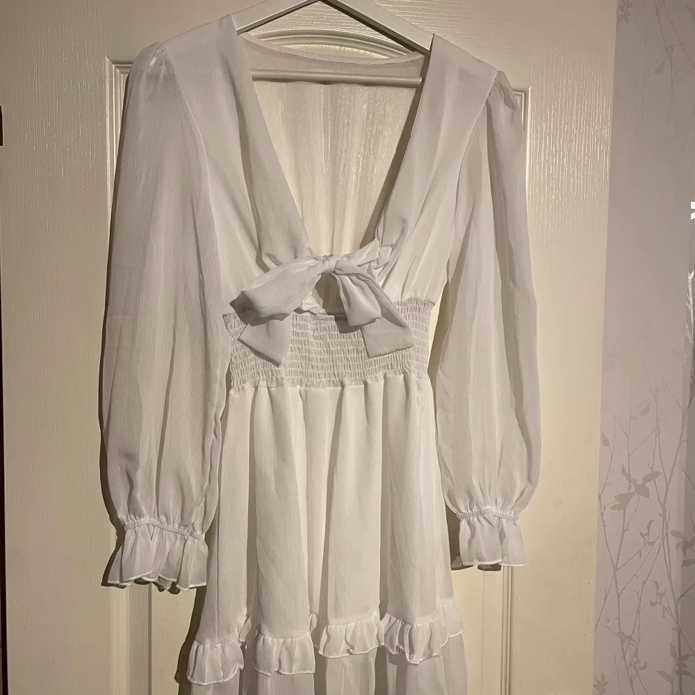En helt ny vit jättefin klänning från Dressy i storlek S. Passar perfekt nu till studenten!. Klänningar.