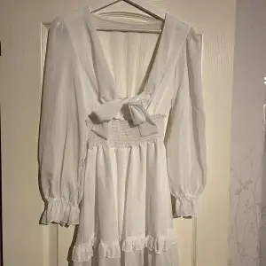 En helt ny vit jättefin klänning från Dressy i storlek S. Passar perfekt nu till studenten!