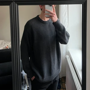 Stickad tröja - Mörkgrå stickad tröja från Zara. Tröjan är lite genomskinlig då den är glest stickad (se över axlarna), vilket gör den najs när det är varmt!