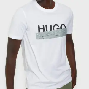 Vit t-shirt från Hugo. Stort tryck på bröstet, crewneck, 100% bomull.  St M 