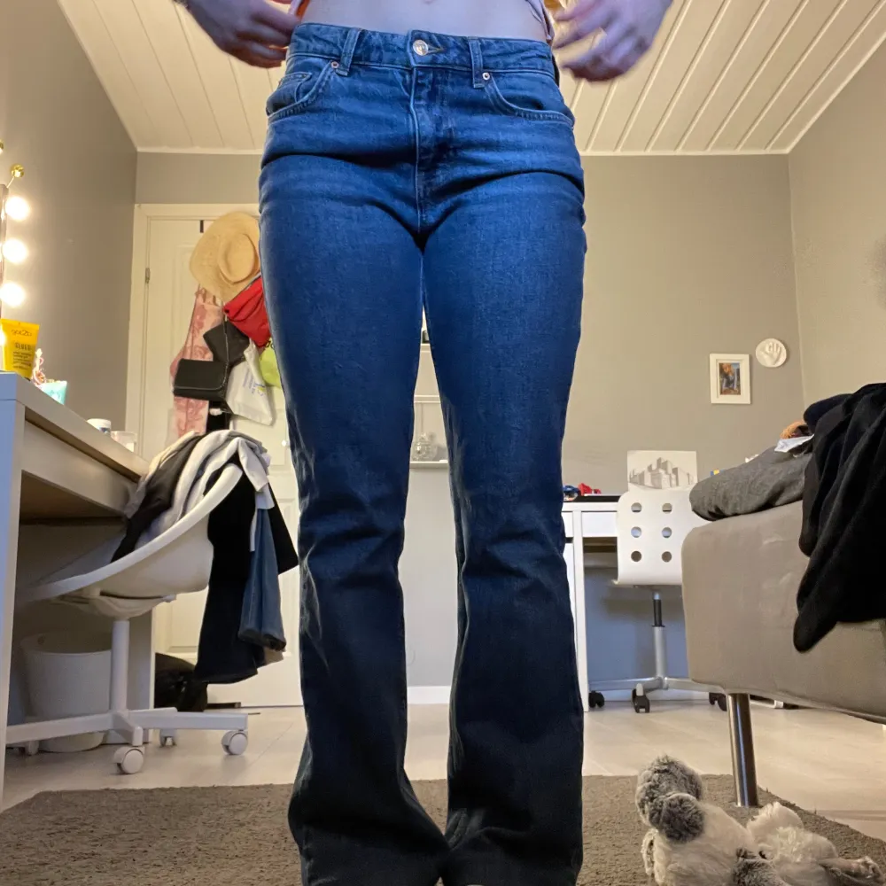 säljer ett par lågmidjade mörkblåa jeans. de är köpta för 500 och inte defekter. Jeans & Byxor.