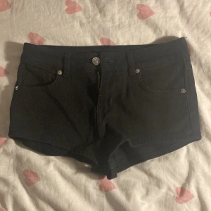 Jeans shorts - Helt oanvända jeans shorts från H&M🩷jättesnygga och perfekta för sommaren☀️☀️