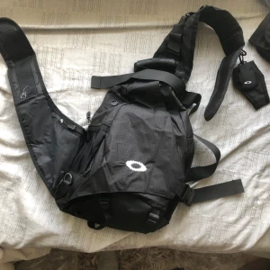 Oakley slingbag/crossbody bag - som ny utan skador osv.. många fickor och otroligt mycket plats och sitter skönt vintage/streatwear/gorpcore