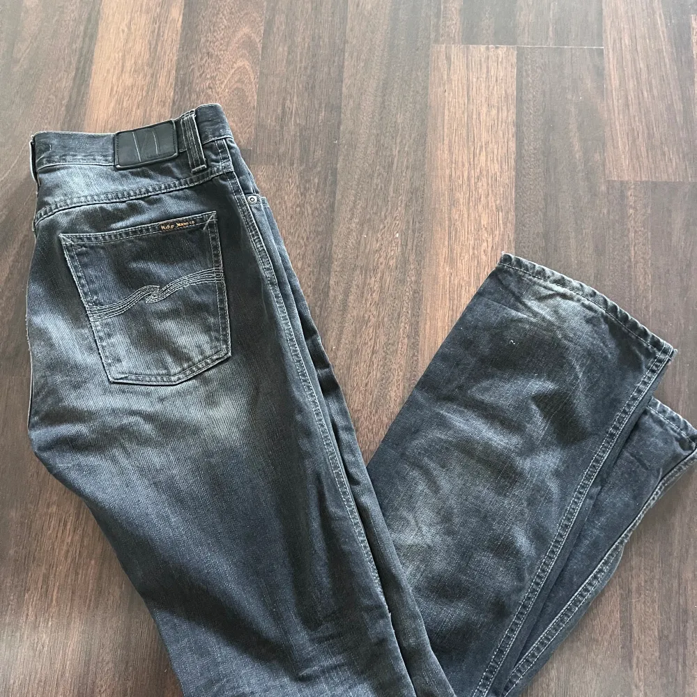Tjena, säljer mina nudie jeans då jag tröttnat på dem, och är i behov utav nya. Jeansen är i 7/10 skick och har inga hål eller liknande. Kom ihåg att priset ej är hugget i sten!😁😁. Jeans & Byxor.