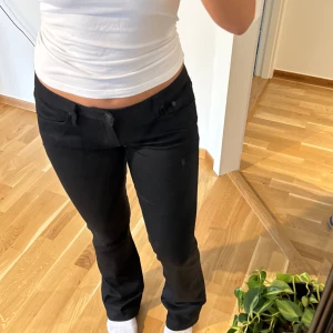 Bootcut crocker jeans - Svarta låg midjade Bootcut jeans från crocker. Storlek 31 i midjan men små i storlek så passar en S, Och längden är 33. Aldrig använda. 