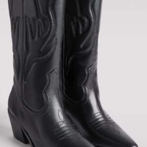 Säljer dessa cowboy boots från NA-KD eftersom att dem var för små i storlek! Aldrig använda, endast provade. Jag tänkte ha dessa på Taylor Swift konserten i maj 🤍  Storlek 38 Klack ca 7cm Normal i storlek   Nypris: 900kr Slutsålda på hemsidan