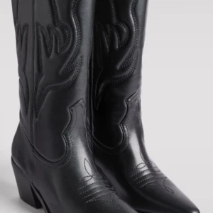 Cowboy boots - Säljer dessa cowboy boots från NA-KD eftersom att dem var för små i storlek! Aldrig använda, endast provade. Jag tänkte ha dessa på Taylor Swift konserten i maj 🤍  Storlek 38 Klack ca 7cm Normal i storlek   Nypris: 900kr Slutsålda på hemsidan