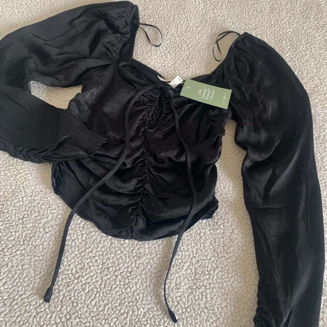 H&M svart glansig topp - 91