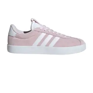 Jätte söta adidas skor i mocka ❤️köpa för 900 och är använda runt 3-4 gånger så dem är ganska så rena ❤️passar mig som har skostorlek 38 och dem är 39 1/3