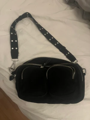 Väska - Fin väska  En dragkedja (på framsidan) är sönder men inget man märker 