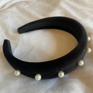 Diadem  - Såå gulligt diadem med pärlor på!!☺️                   