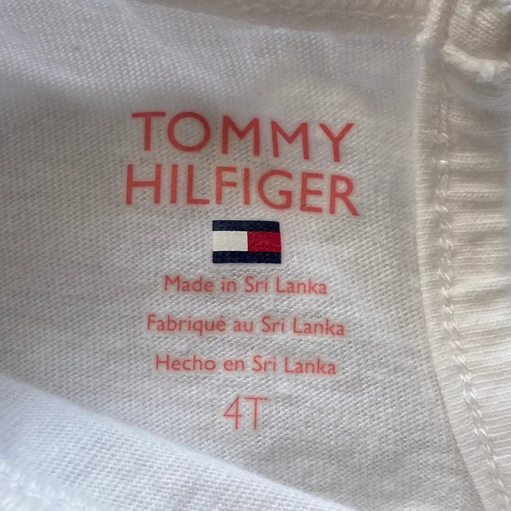 TOMMY HILFIGER tshirt för ca 2 års barn. Glitter text. Nytt skick!. T-shirts.