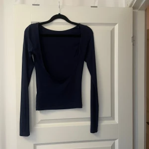 Mörkblå topp med öppen rygg - Aldrig använd då den köptes i slutet av sommaren och hann därav aldrig använda den och är ny tyvärr för liten för mig, helt nyskick, nypris 250 kr