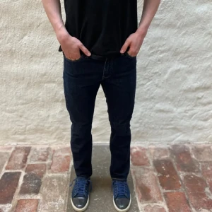 Levi’s 511 W30/L30 - Levi’s 511 i färgen blå i storlek 30/30 i mycket fint skick. Modellen på bilden är 182 cm lång. Hör av er vid frågor. Nypris 1099