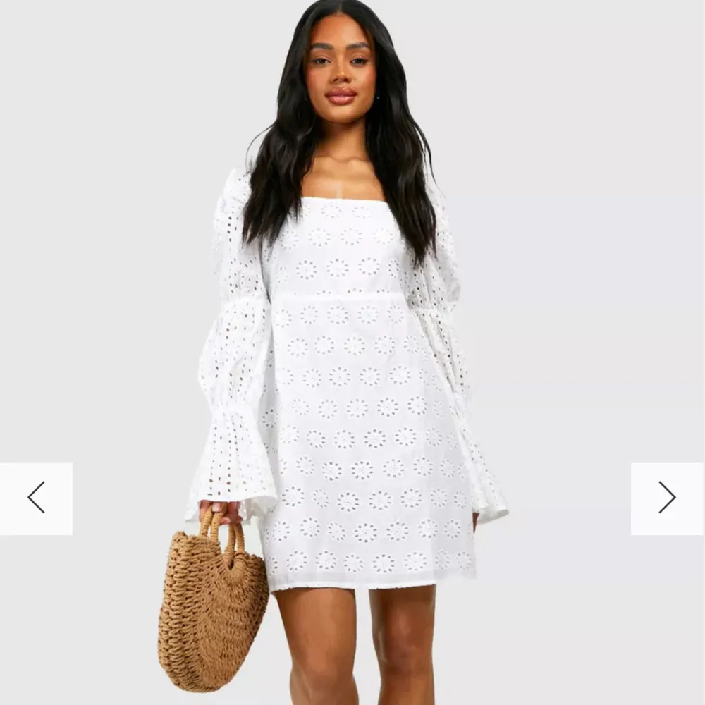 En fin vit klänning från Boohoo med puffärmar & broderi detaljer. Säljer denna pågrund av att den inte går att skicka tillbaka. Klänningar.