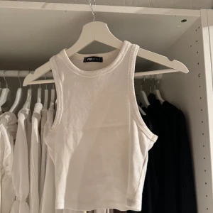 Topp - Säljer en fin basic topp från New Yorker✨ Storlek S, använt en gång✨  Skriv för fler bilder🩷