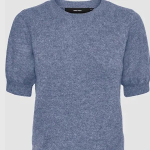 Stickad t - shirt  - Super söt stickad t-shirt från vero Moda 🌸passar både S och M.