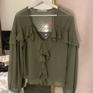 Zara blus - Så fin zara blus som tyvärr inte kommer till användning. Den är i bra skick, storlek Za💗