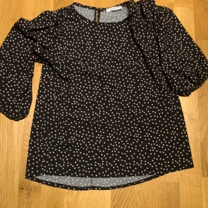 Blus  - Super skön!  Använd ca 8 gånger. Nypris: 300