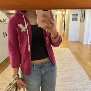 Rosa zip-up - Säljer min American Eagle rosa zip-up som är så Y2K och finnn🩷🩷
