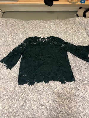 Grön Kappahl blus  - Jättefin tröja med ett blommönster. Är lite stor för mig, säljs ej längre