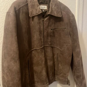 Mocka Jacka  - Mocka jacka från Hollies Stockholm, vintage från 80-talet.  Mycket fint skick på jackan fast ålder! Inga synliga skavanker.  Säljes pågrund av används inte längre, har varit oanvänd i många år.  Pris kan diskuteras! ☺️