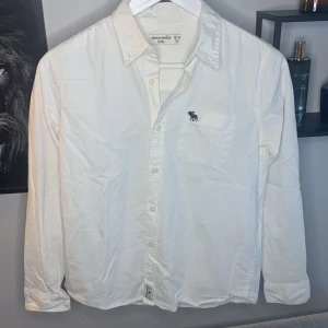 Abercrombie & Fitch skjorta  - Vit Abercrombie skjorta i mycket bra skick 
