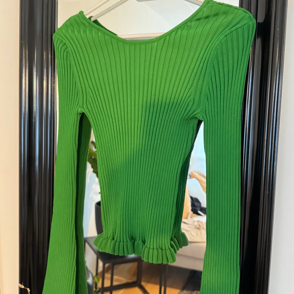 Grön helt oanvänd tröja jätte fin och skön i materialet, väldigt stor i storleken, öppen i ryggen lite och stäng där framme men går och vända på den hur man vill. Tröjor & Koftor.
