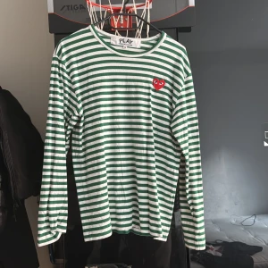 Commr des garcons  - Vit grön randig CDG långarmad tröja