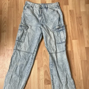 Divided jeans - Finns en blekningsfläck på byxorna. Missa inte fler plagg! Jag säljer mer på Vinted som Secondhandvmd. Köper du fler så får du rabatt 🫶