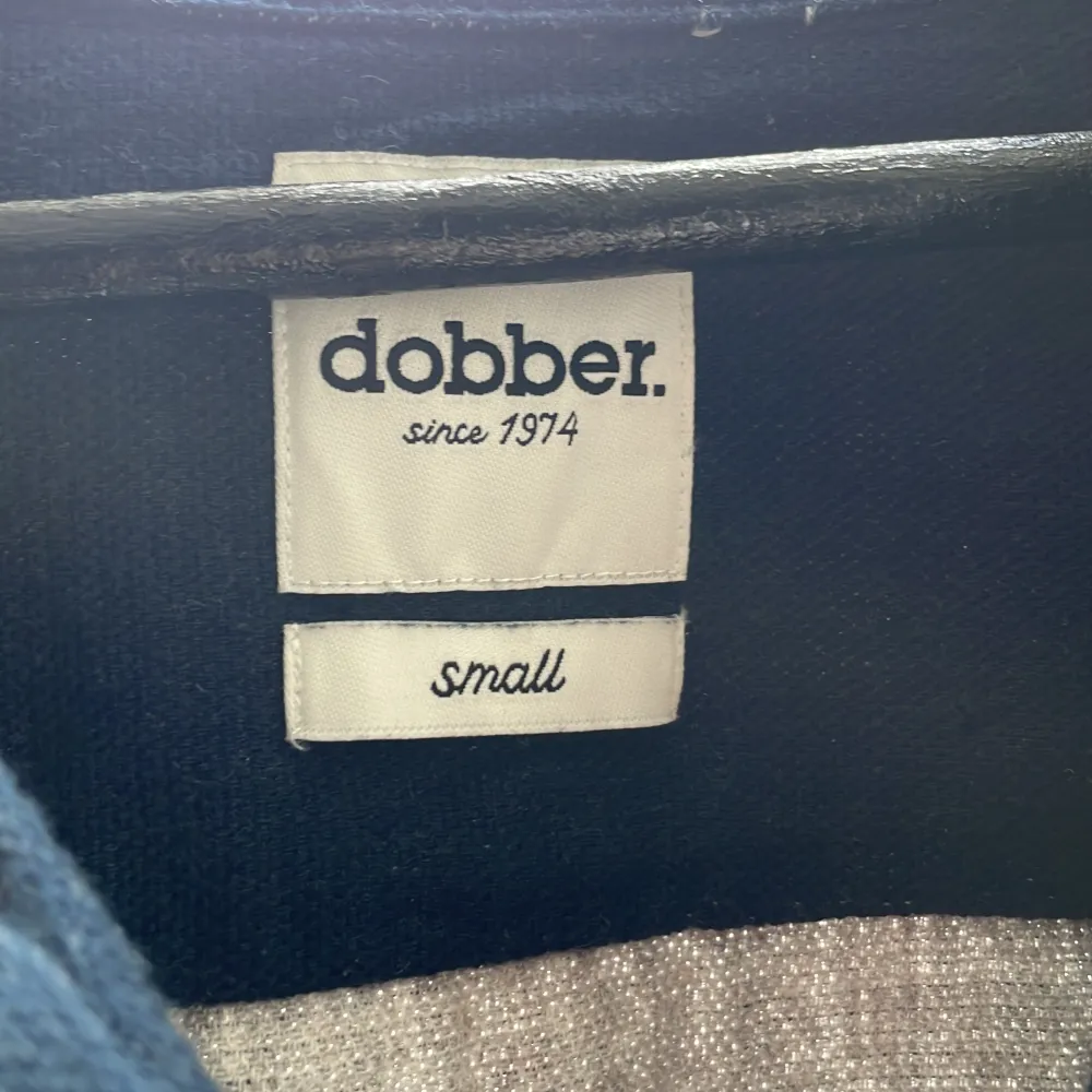 Säljer en marinblå Dobber overshirt i storlek Small. Är i väldigt bra skick.. Tröjor & Koftor.