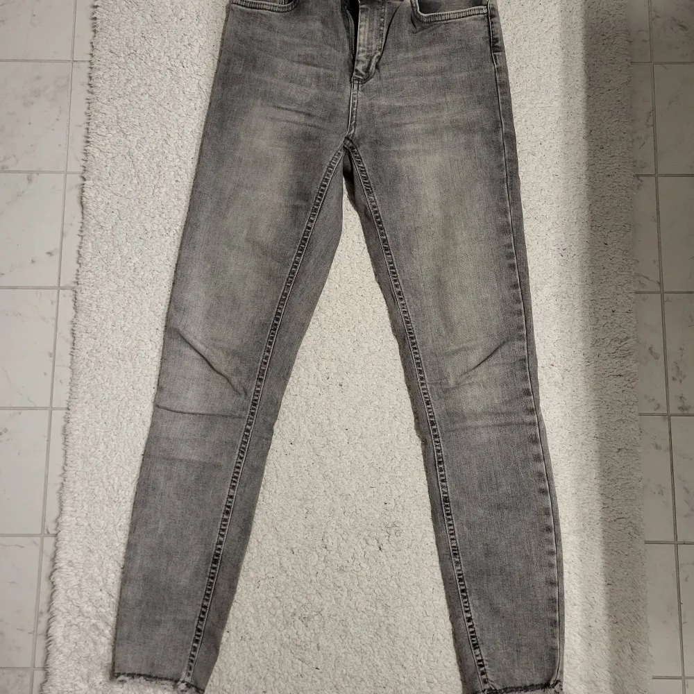 Jeans från vero Moda slimfit stl S (32). Fint skick. Stretchiga oxh sköna. Medel högmidjade. Nypris 599kr. . Jeans & Byxor.