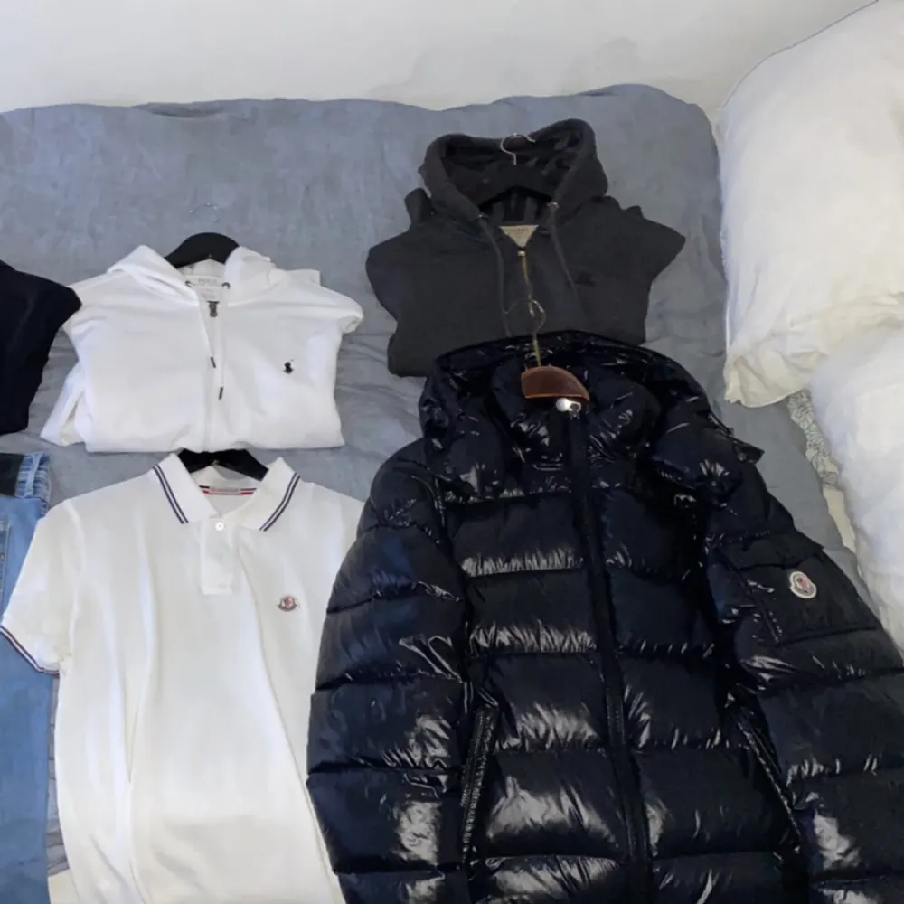 Tja säljer nu lite kläder ifrån garderoben som inte kommer till användning. Det är lite blandade märken bla moncler å burberry å storlekar varierar. Dm vid intresse. Hoodies.