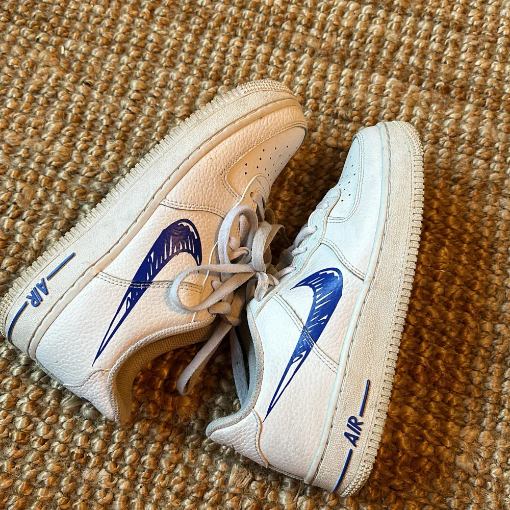 Säljer mina vita Nike Airforce med blå logga! skorna är i storlek 38. Skor.