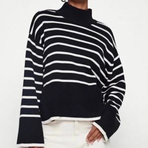 Stickad tröja - Säljer min stickade randiga tröja från Gina tricot, använd men i bra skick💝