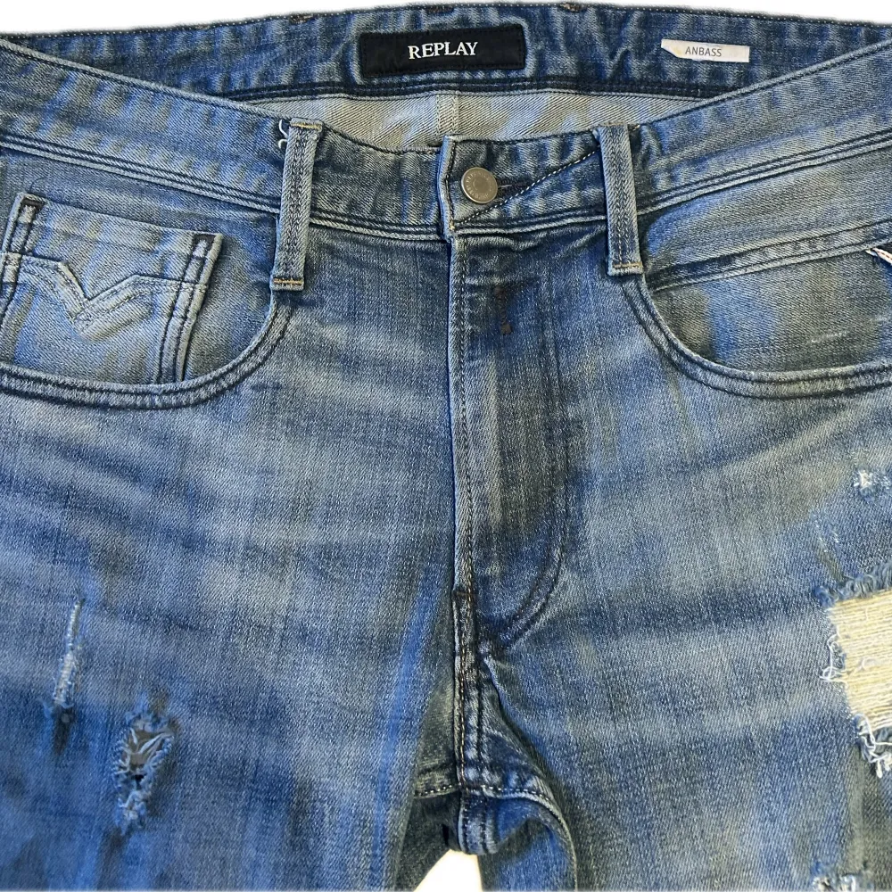 Hej, säljer nu mina urfeta replay jeans, dom har goa slitningar och är i väldigt bra skick (9/10), Nypris runt 1800kr mitt pris 650, Hör av er vid frågor eller funderingar, mvh Carl . Jeans & Byxor.