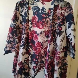 Vit/ mönstrad kimono i Nyskick  - Snygg mönstrad kimono i Nyskick 2/3Ärm. 