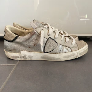 Philippe model skor - Ett par riktigt feta Philippe model skor för endast 1100. Enda nackdelen är slitaget på sidan av hälen. Pris kan diskuteras 